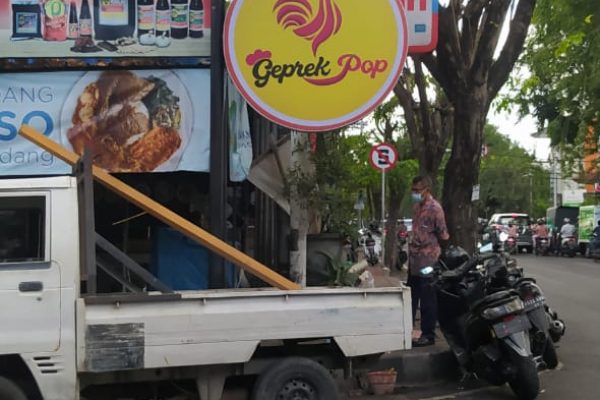 10 Neon Box VS Papan Nama Konvensional